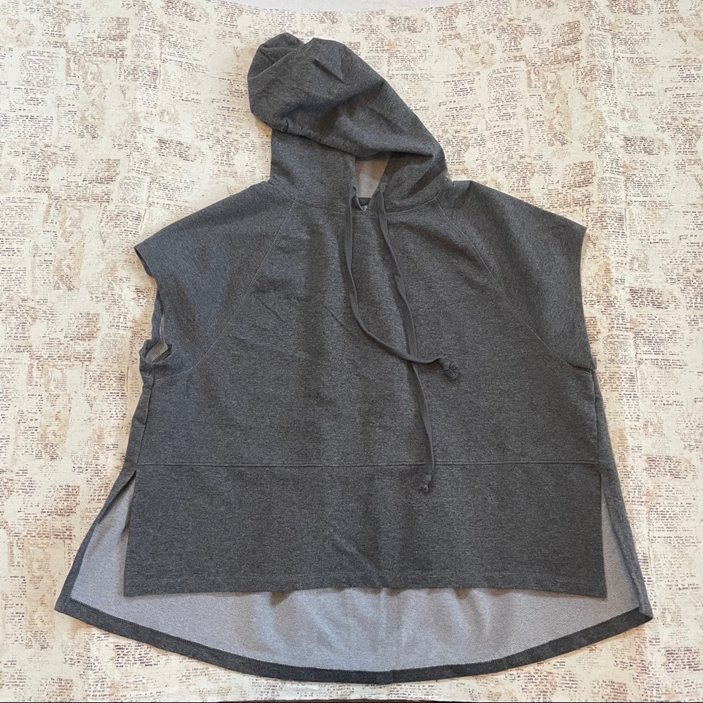 Avía grey cropped sweatshirt size S (4-6)